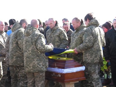 На Одещині простились з 28-річним десантником, який загинув у Луганській області На Одещині простились з 28-річним десантником, який загинув у Луганській області