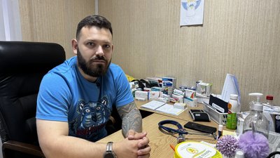 Лікарі медичної роти 68-ї окремої єгерської бригади імені Олекси Довбуша лікар Олег перша стабпункт амбулаторія допомога поранені бійці Донецька область Лікарі медичної роти 68-ї окремої єгерської бригади імені Олекси Довбуша лікар Олег перша стабпункт амбулаторія допомога поранені бійці Донецька область