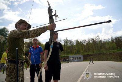 змагалися у стрільбі з лука, поліція змагалися у стрільбі з лука, поліція