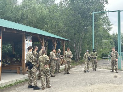У Житомирі інструктори ЗСУ навчали молодь керувати дронами У Житомирі інструктори ЗСУ навчали молодь керувати дронами