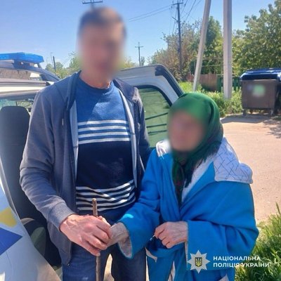 "Блукала вулицею, яка перебуває під постійними обстрілами". Патрульні Нікополя допомогли літній жінці повернутися додому "Блукала вулицею, яка перебуває під постійними обстрілами". Патрульні Нікополя допомогли літній жінці повернутися додому