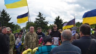 На Чернігівщині попрощалися з двома захисниками: Сергієм Орленком та Андрієм Підлипським На Чернігівщині попрощалися з двома захисниками: Сергієм Орленком та Андрієм Підлипським