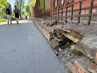 Через російські обстріли збільшуються тріщини: у Полтаві руйнується будинок Глейзера