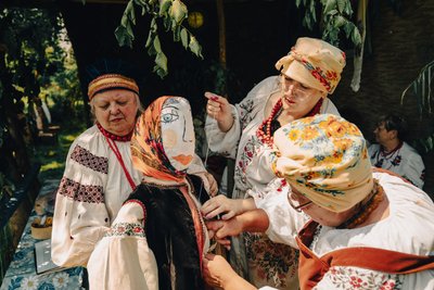 "Празник такий – Зелена неділя!": як наряджають "куклу" та відзначають Трійцю у Шаповалівці на Сумщині "Празник такий – Зелена неділя!": як наряджають "куклу" та відзначають Трійцю у Шаповалівці на Сумщині