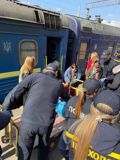 Приїхали 14 людей: евакуаційний потяг із Донеччини прибув на Рівненщину Приїхали 14 людей: евакуаційний потяг із Донеччини прибув на Рівненщину
