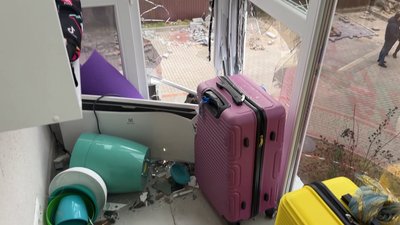 У Житомирі під час атаки РФ на балкон однієї з квартир влетів двигун від шахеда У Житомирі під час атаки РФ на балкон однієї з квартир влетів двигун від шахеда