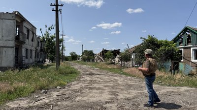 Начальник Удачненської сільської військової адміністрації Валерій Дугельний у центрі села Сергіївка Удачненська громада Донецька область 11 червня 2025 рік Начальник Удачненської сільської військової адміністрації Валерій Дугельний у центрі села Сергіївка Удачненська громада Донецька область 11 червня 2025 рік