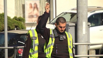 Поліцейські регулюють дорожній рух під час загальнонаціональної хвилини мовчання Поліцейські регулюють дорожній рух під час загальнонаціональної хвилини мовчання