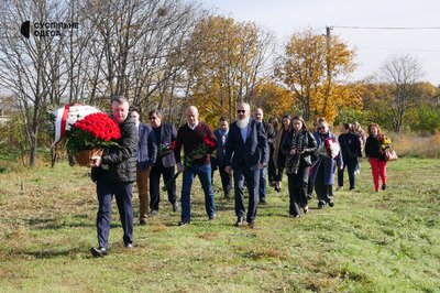 Запалили свічки та поклали квіти: в Одесі вшанували пам'ять жертв масових політичних репресій Запалили свічки та поклали квіти: в Одесі вшанували пам'ять жертв масових політичних репресій