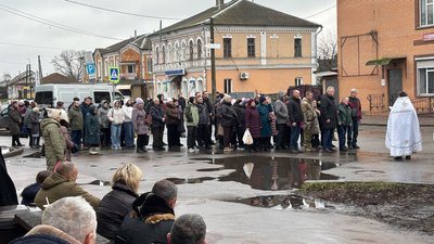 На Чернігівщині попрощалися з шістьма захисниками України, які загинули на фронті На Чернігівщині попрощалися з шістьма захисниками України, які загинули на фронті