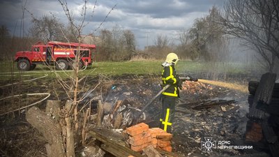 У пожежі на Чернігівщині, ймовірно, через необережність під час куріння загинули двоє людей У пожежі на Чернігівщині, ймовірно, через необережність під час куріння загинули двоє людей