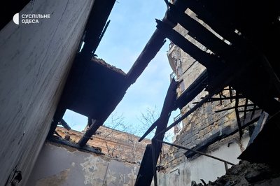 Понад 100 вибитих вікон та пошкоджені житлові будинки: фото наслідків вечірньої атаки на Одесу Понад 100 вибитих вікон та пошкоджені житлові будинки: фото наслідків вечірньої атаки на Одесу