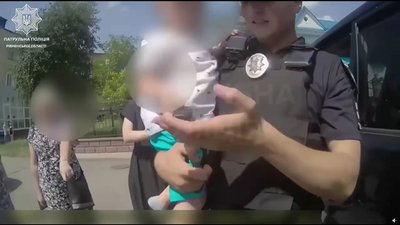 Дитина на руках патрульного Дитина на руках патрульного