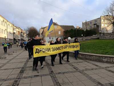 "800 мільйонів на військо": у Луцьку відбувся марш протесту. Що вимагали люди "800 мільйонів на військо": у Луцьку відбувся марш протесту. Що вимагали люди