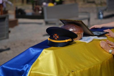 У Марганці попрощалися із загиблим внаслідок обстрілу РФ рятувальником Данилом Хижняком У Марганці попрощалися із загиблим внаслідок обстрілу РФ рятувальником Данилом Хижняком