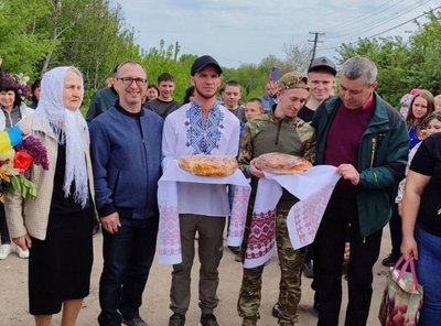 У селі на Вінниччині зустріли звільненого з полону захисника У селі на Вінниччині зустріли звільненого з полону захисника