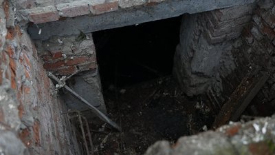 “Комарі, черв’яки, сморід, вікна не відкриєш": чому мешканці будинку у Сумах змушені жити в антисанітарних умовах “Комарі, черв’яки, сморід, вікна не відкриєш": чому мешканці будинку у Сумах змушені жити в антисанітарних умовах