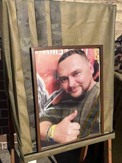 У Кривому Розі відкрили меморіальну дошку полеглому військовому Артему Бондаренку