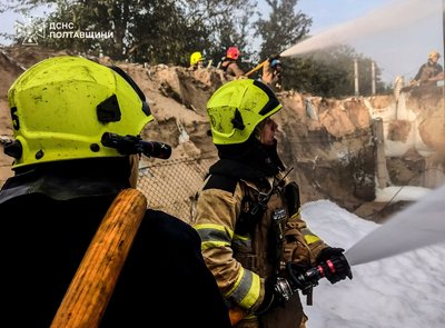 ДСНС показало наслідки нічної атаки РФ на Полтавщину ДСНС показало наслідки нічної атаки РФ на Полтавщину
