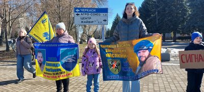 Тюльпани для тих, хто чекає: у Шполі на Черкащині відбулася акція "Не мовчи — полон вбиває" Тюльпани для тих, хто чекає: у Шполі на Черкащині відбулася акція "Не мовчи — полон вбиває"