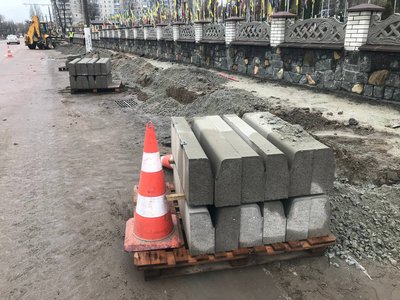 У Житомирі понад два тижні реконструюють тротуар біля військового кладовища