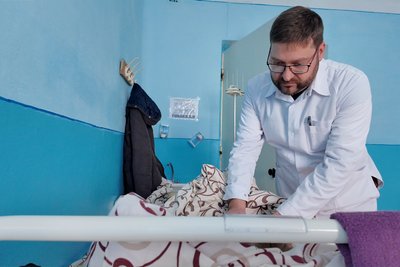 Лікар центру "Промінь здоров’я" Володимир Барателі Лікар центру "Промінь здоров’я" Володимир Барателі