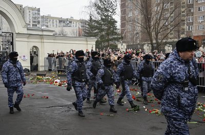 Співробітники правоохоронних органів виходять з храму Божої Матері "Утамуй мої печалі" після панахиди за покійним російським опозиціонером Олексієм Навальним у московському районі Мар'їно 1 березня 2024 року