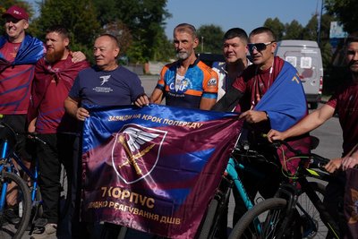«Хочу показати, що людям не байдуже». До Дніпра завітав канадський ветеран з ампутацією, який подорожує Україною «Хочу показати, що людям не байдуже». До Дніпра завітав канадський ветеран з ампутацією, який подорожує Україною
