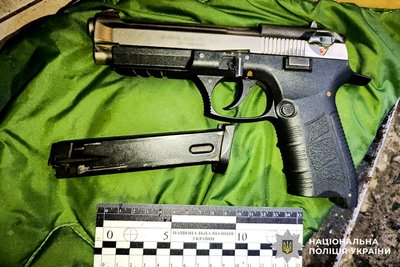 Стріляв у бік поліцейських: затримали підозрюваного у викраденні авто з полігону на Рівненщині Стріляв у бік поліцейських: затримали підозрюваного у викраденні авто з полігону на Рівненщині