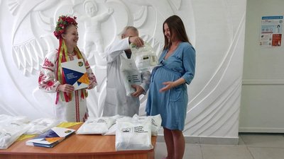 «Народжені у вишиванках». До Дня вишиванки на Донеччині породіллям вручили льолі для немовлят «Народжені у вишиванках». До Дня вишиванки на Донеччині породіллям вручили льолі для немовлят