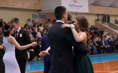 194 учні черкаських шкіл вийшли на паркет під час "дипломатичного балу" 194 учні черкаських шкіл вийшли на паркет під час "дипломатичного балу"