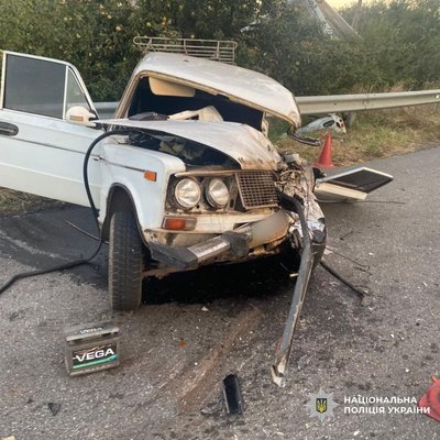 У Харківській області у ДТП травмувалися двоє чоловіків: ВАЗ в'їхав у вантажівку У Харківській області у ДТП травмувалися двоє чоловіків: ВАЗ в'їхав у вантажівку