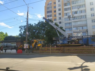 У Хмельницькому усувають наслідки аварії на каналізаційному колекторі, в який провалилися дві людини У Хмельницькому усувають наслідки аварії на каналізаційному колекторі, в який провалилися дві людини