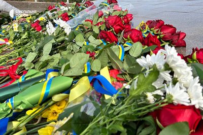 Поклали квіти на площі 10 квітня: в Одесі відзначили 81-шу річницю звільнення від окупації Поклали квіти на площі 10 квітня: в Одесі відзначили 81-шу річницю звільнення від окупації