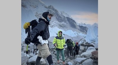 Військові піднялися на Еверест, підняли прапори, прапори підрозділів, травень 2025 Військові піднялися на Еверест, підняли прапори, прапори підрозділів, травень 2025