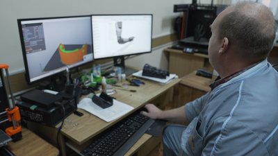 Ветерану з Вінниччини розробили спортивний протез для гри у парахокей Ветерану з Вінниччини розробили спортивний протез для гри у парахокей