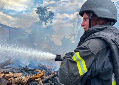 Рятувальник гасить пожежу на місці авіударів по Приколотному на Харківщині, 5 липня 2025 року