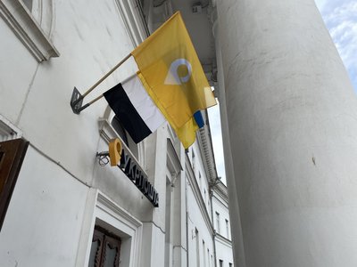 "Це свята ініціатива": у кількох містах Полтавщини підняли біло-чорний "Прапор Надії" "Це свята ініціатива": у кількох містах Полтавщини підняли біло-чорний "Прапор Надії"