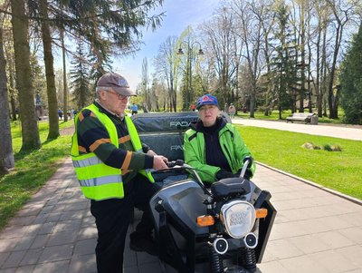 Озеленення Луцька: як комунальники наводять лад на клумбах і в парках Озеленення Луцька: як комунальники наводять лад на клумбах і в парках