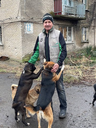 "Варю каші, консерви даю. Сам я — якось обійдусь". 77-річний чоловік у зоні війни опікується десятьма собаками "Варю каші, консерви даю. Сам я — якось обійдусь". 77-річний чоловік у зоні війни опікується десятьма собаками