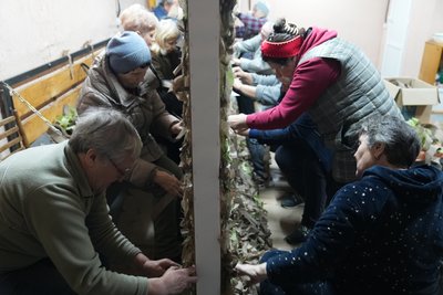 Тисячі вузликів щодня: як херсонець створив команду, яка плете сітки для фронту Тисячі вузликів щодня: як херсонець створив команду, яка плете сітки для фронту