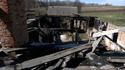 "Наливаємо воду влітку, зимою ми не миті": як понад 3 роки жителька Чернігівщини із сином та онуком живуть у гаражі "Наливаємо воду влітку, зимою ми не миті": як понад 3 роки жителька Чернігівщини із сином та онуком живуть у гаражі