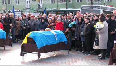 Трьох вважали зниклими безвісти: із загиблими військовими попрощалися у Рівному Трьох вважали зниклими безвісти: із загиблими військовими попрощалися у Рівному