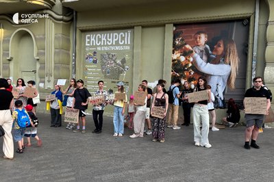 В Одесі ввечері знову відбулася акція проти відставки міністра оборони Федорова В Одесі ввечері знову відбулася акція проти відставки міністра оборони Федорова