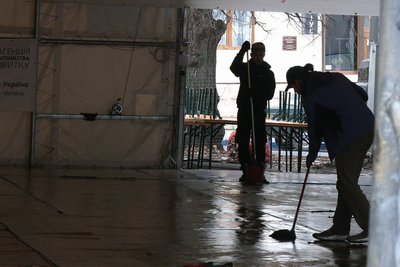 Волонтери прибирають намети Remar S.O.S Волонтери прибирають намети Remar S.O.S