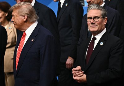 Президент США Дональд Трамп (ліворуч) стоїть поруч із прем'єр-міністром Великої Британії Кіром Стармером, коли вони зібралися з лідерами країн НАТО для "сімейного фото" під час саміту глав держав та урядів НАТО у Гаазі 25 червня 2025 року Президент США Дональд Трамп (ліворуч) стоїть поруч із прем'єр-міністром Великої Британії Кіром Стармером, коли вони зібралися з лідерами країн НАТО для "сімейного фото" під час саміту глав держав та урядів НАТО у Гаазі 25 червня 2025 року