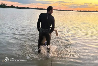 На Дніпропетровщині рятувальники дістали тіла двох чоловіків з водойм На Дніпропетровщині рятувальники дістали тіла двох чоловіків з водойм
