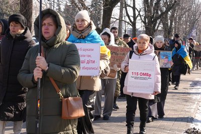 У Черкасах відбулась мирна хода присвячена 11 річниці війни У Черкасах відбулась мирна хода присвячена 11 річниці війни
