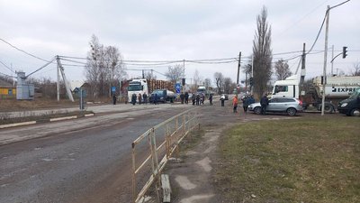 Штовханина з поліцією і виклик швидкої — у Коростені на Житомирщині пенсіонери-чорнобильці вийшли на протест Штовханина з поліцією і виклик швидкої — у Коростені на Житомирщині пенсіонери-чорнобильці вийшли на протест