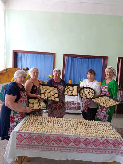 "Ми робимо з душею": волонтерки з Одещини спекли понад 250 пасок для поранених військових